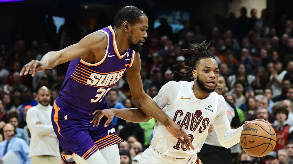 Cleveland Cavaliers guard Darius Garland (10) drives to the basket against Phoenix Suns forward Kevin Durant (35)