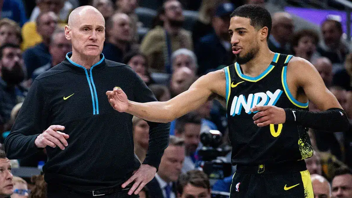  Indiana Pacers head coach Rick Carlisle talks with guard Tyrese Haliburton (0) in the second quarter against the New York Knicks at Gainbridge Fieldhouse