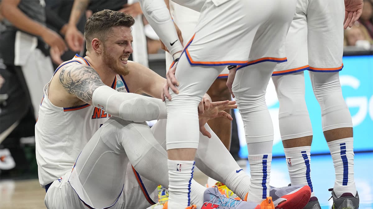 New York Knicks center Isaiah Hartenstein (55) holds his hand after being fouled during the second half against the San Antonio Spurs at Frost Bank Center. 