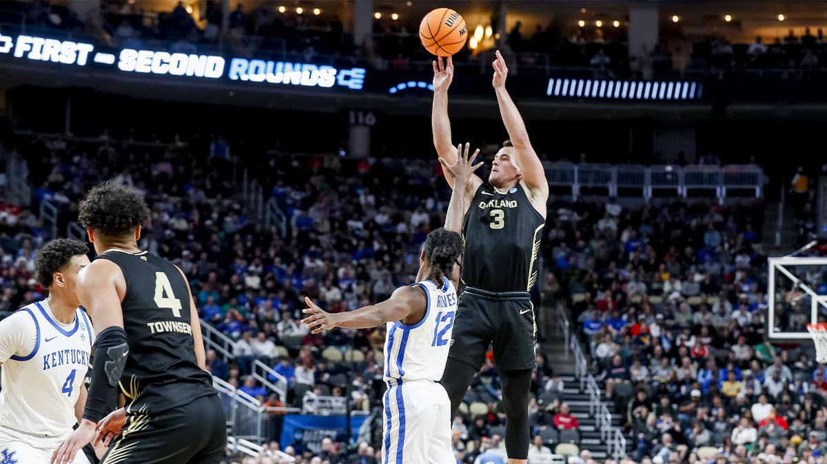 Oakland Golden Grizzlies guard Jack Gohlke (3) jump to score a three pointer during the second half in the first round of the 2024 NCAA Tournament at PPG Paints Arena
