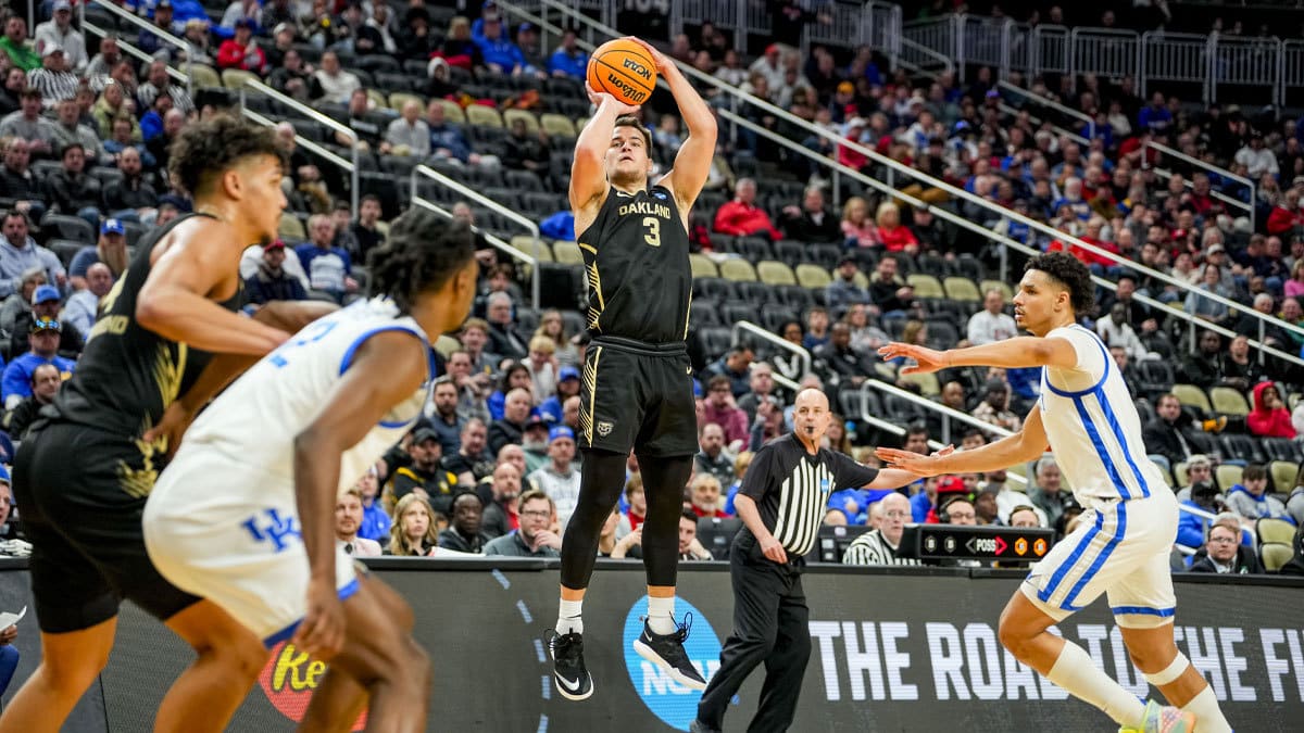 Oakland Golden Grizzlies guard Jack Gohlke (3) jumps to shoot a three-pointer in the first round of the 2024 NCAA Tournament at PPG Paints Arena.