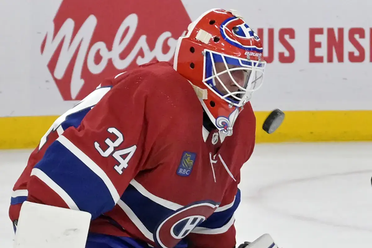 Montreal Canadiens goalie Jake Allen (34) makes a save during the third period of the game against the Washington Capitals at the Bell Centre.