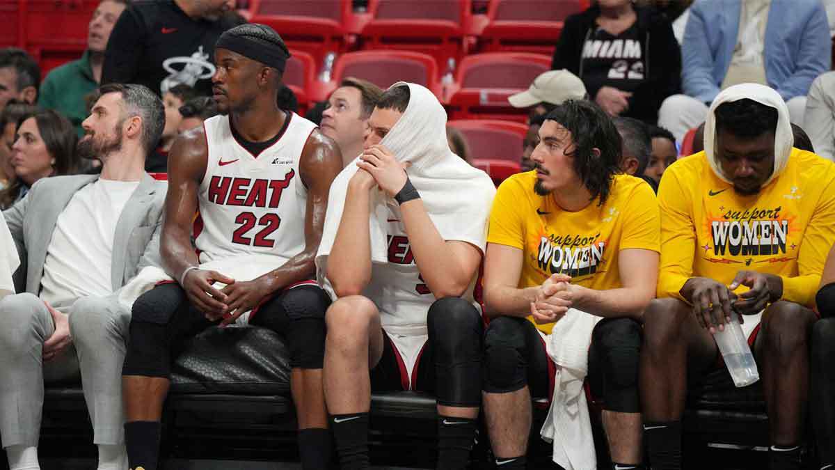 Miami Heat forward Jimmy Butler (22) and the rest of the bench looks on during the second half against the New Orleans Pelicans at Kaseya Center.