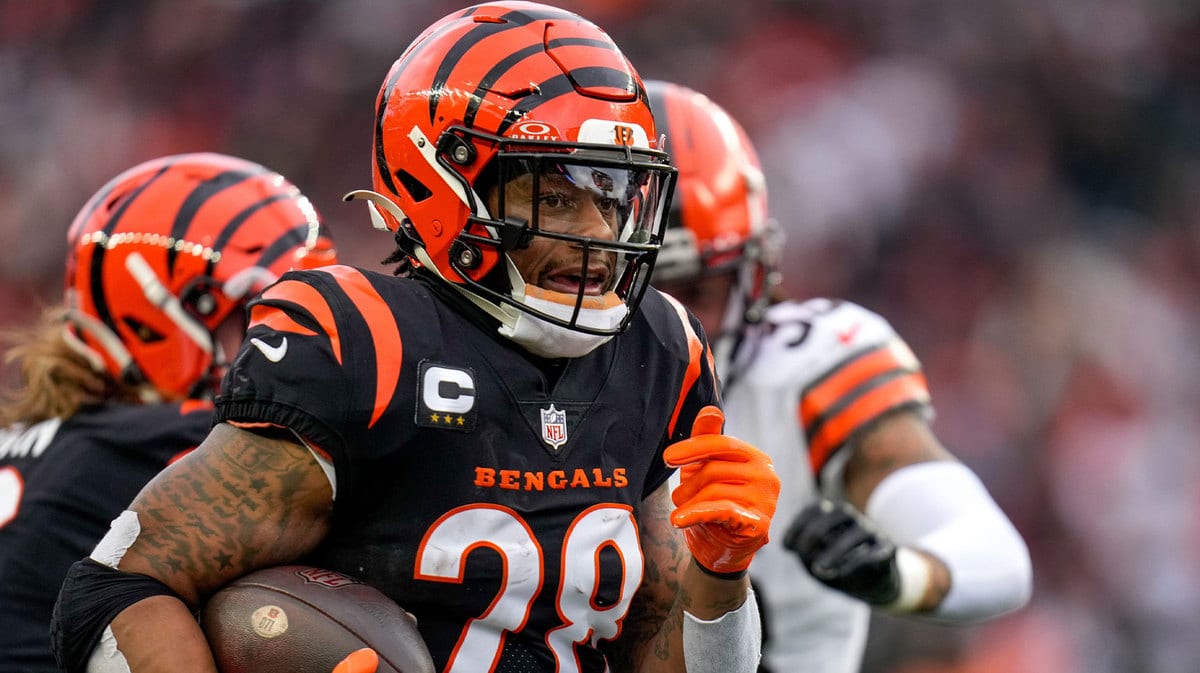 Cincinnati Bengals running back Joe Mixon (28) breaks away on a deep run in the first quarter of the NFL Week 18 game between the Cincinnati Bengals and the Cleveland Browns at Paycor Stadium
