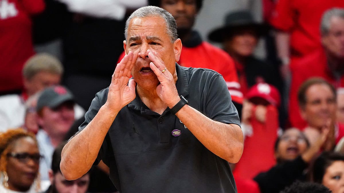 Houston Cougars head coach Kelvin Sampson reacts in the first half against the Texas A&M Aggies in the second round of the 2024 NCAA Tournament at FedExForum.