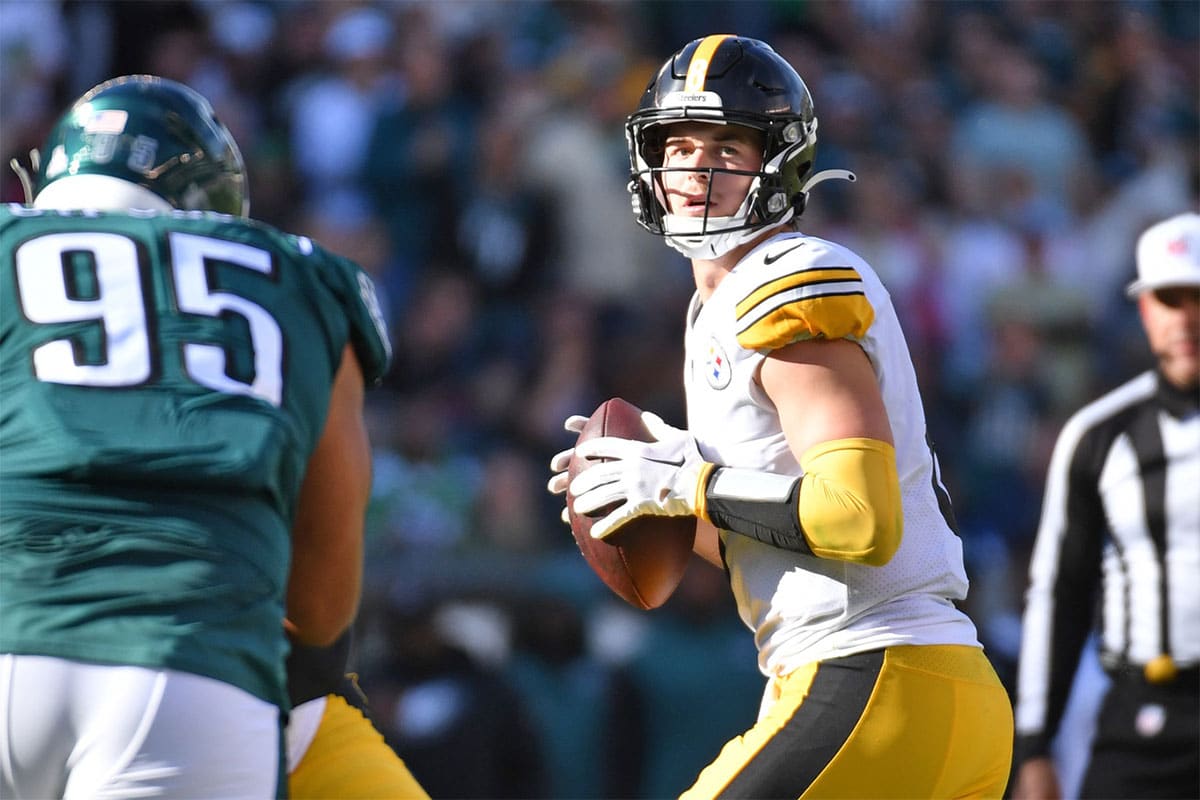 Pittsburgh Steelers quarterback Kenny Pickett (8) looks for a receiver against the Philadelphia Eagles during the third quarter at Lincoln Financial Field. 