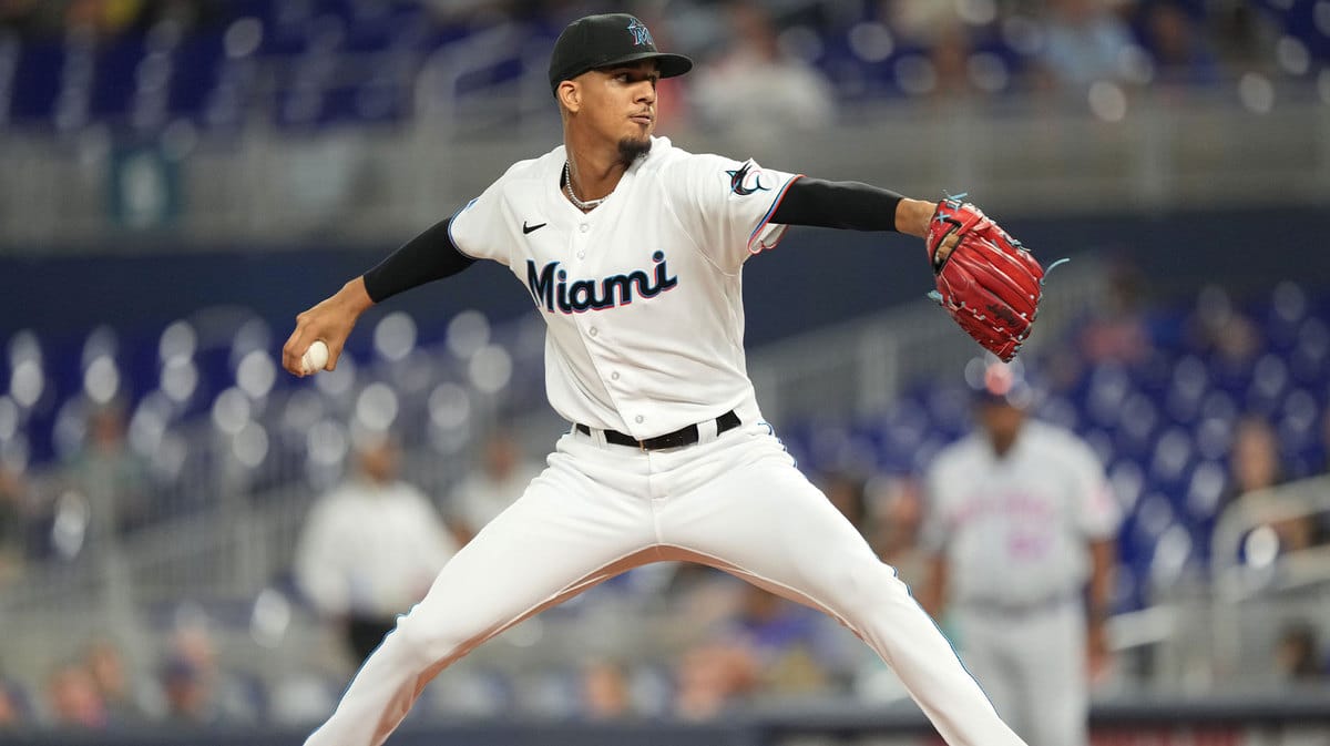 Miami Marlins starting pitcher Eury Perez (39) pitches against the New York Mets in the first inning at loanDepot Park.
