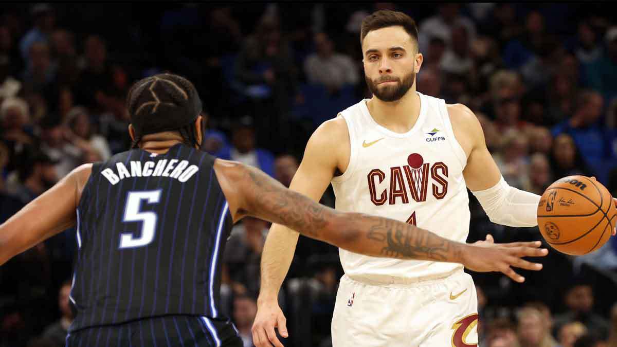 Cleveland Cavaliers guard Max Strus (1) dribbles as Orlando Magic forward Paolo Banchero (5) defends during the second quarter at Kia Center. 