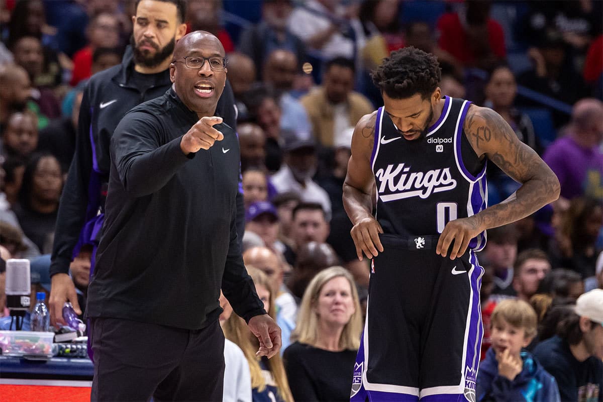  Sacramento Kings head coach Mike Brown talks to guard Malik Monk (0) during a free throw by the New Orleans Pelicans during the first half at the Smoothie King Center.