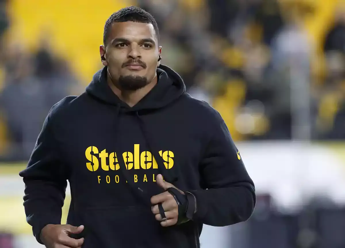 Pittsburgh Steelers safety Minkah Fitzpatrick (39) warms up before the game against the New England Patriots at Acrisure Stadium.