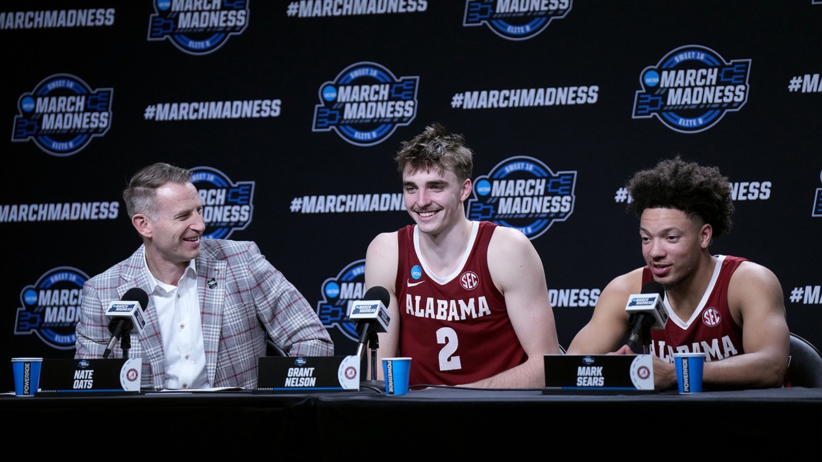 Alabama Crimson Tide head coach Nate Oats talks with forward Grant Nelson (2) and guard Mark Sears (1) in a press conference after the game against the North Carolina Tar Heels. and in the semifinals of the West Regional of the 2024 NCAA Tournament at Crypto.com Arena
