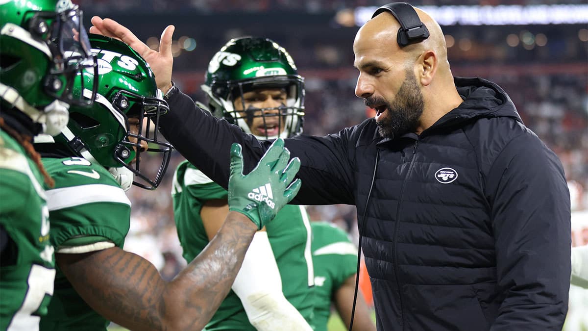 New York Jets head coach Robert Saleh talks to his players during the second half against the Cleveland Browns