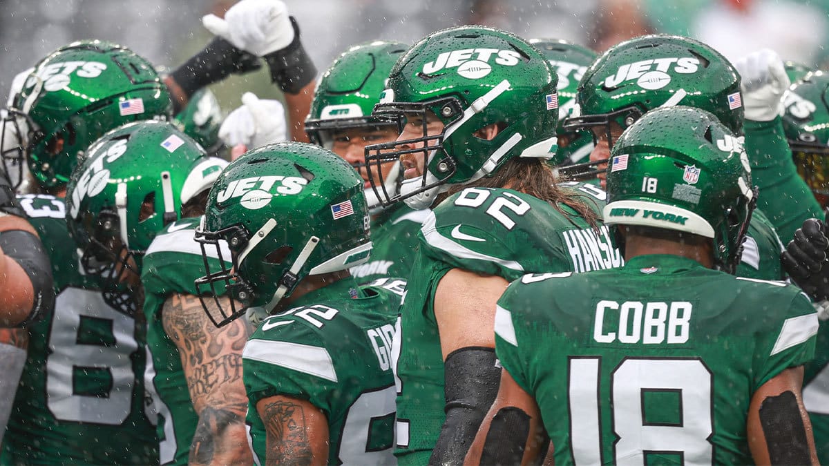 New York Jets center Jake Hanson (62) huddle with teammates before the game against the Houston Texans at MetLife Stadium