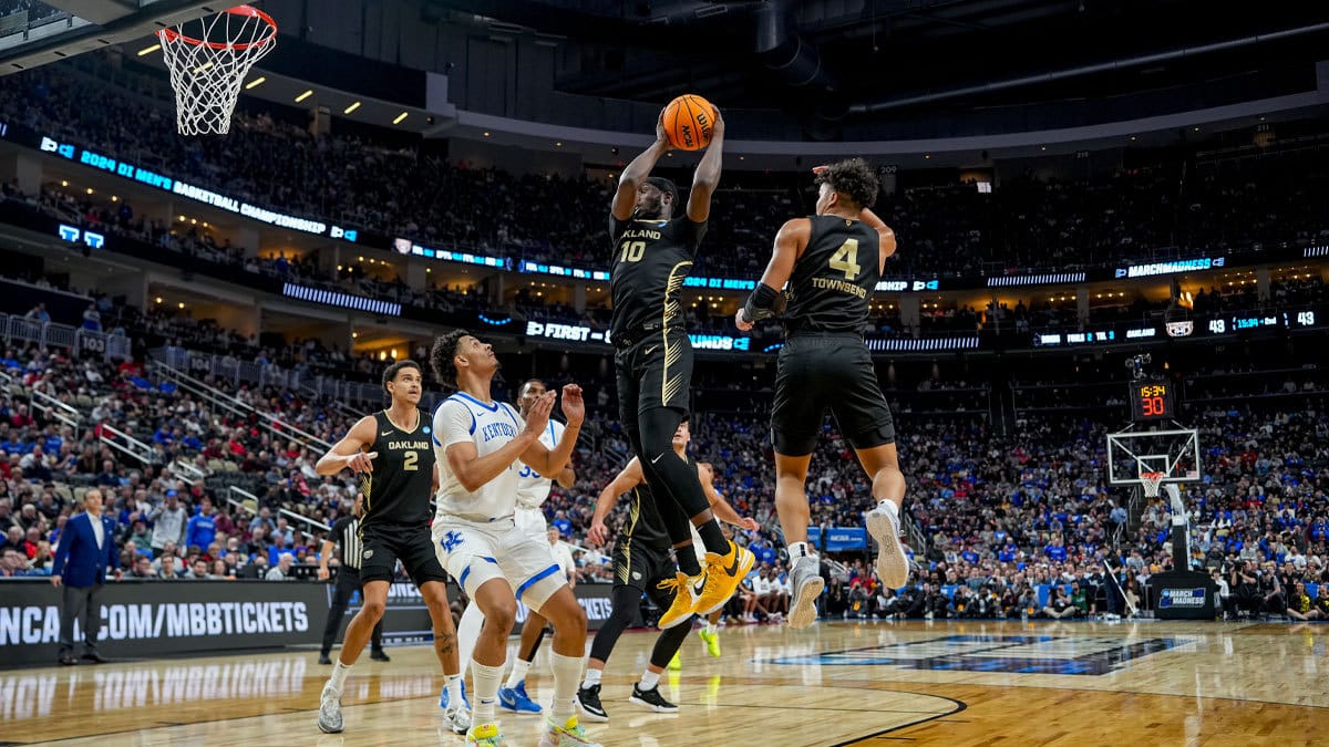 Oakland Golden Grizzlies guard DQ Cole (10) jumps to dunk the ball during the second half in the first round of the 2024 NCAA Tournament at PPG Paints Arena