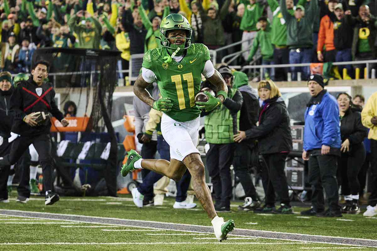 Oregon Ducks wide receiver Troy Franklin (11) catches a pass for a touchdown during the first half against the Oregon State Beavers at Autzen Stadium.