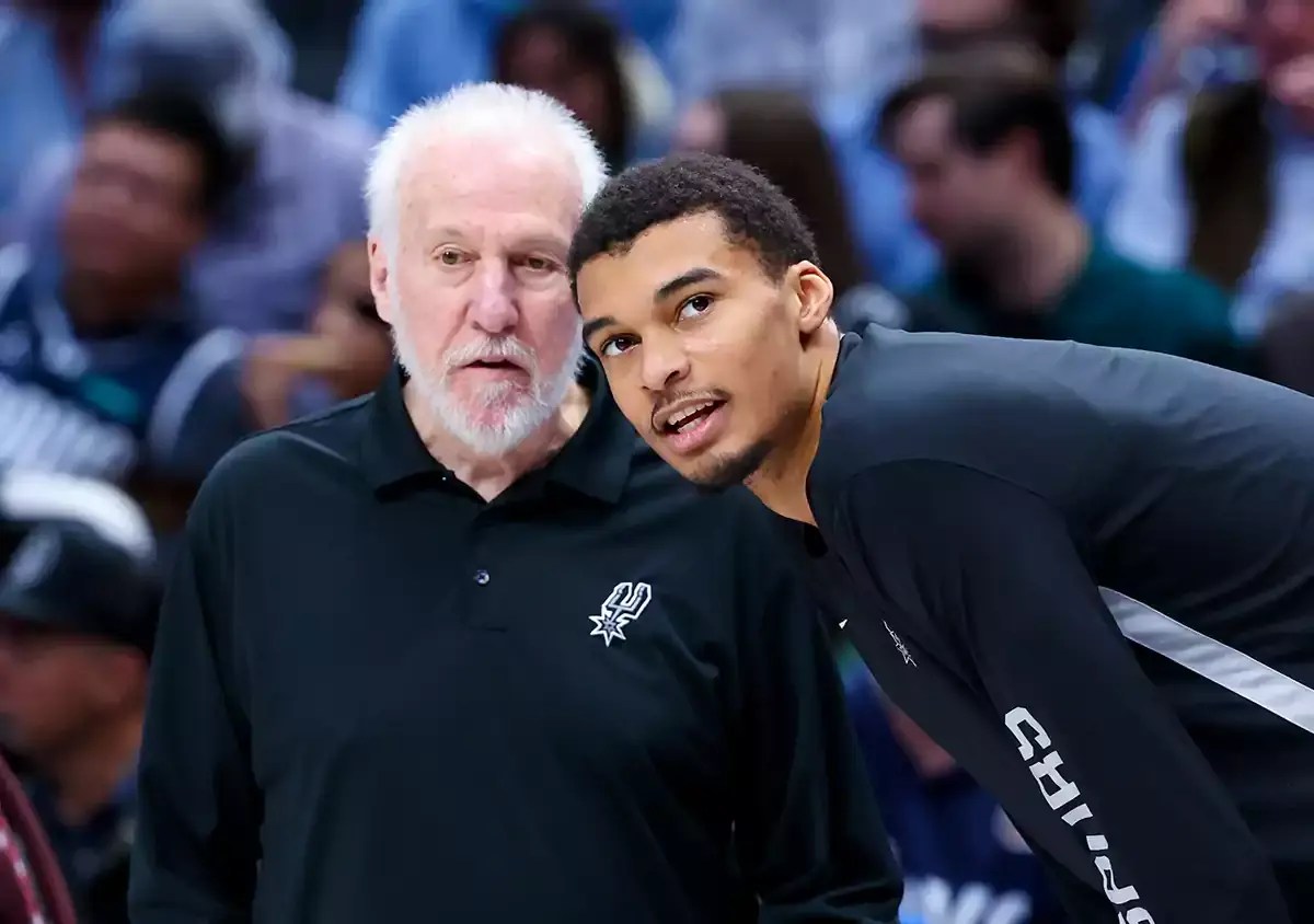 San Antonio Spurs head coach Gregg Popovich speaks with San Antonio Spurs center Victor Wembanyama (1) before the game against the Dallas Mavericks at American Airlines Center.