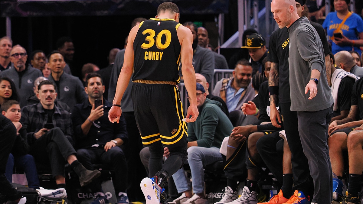 Golden State Warriors guard Stephen Curry (30) limps off the court after a play against the Chicago Bulls during the fourth quarter at Chase Center. 