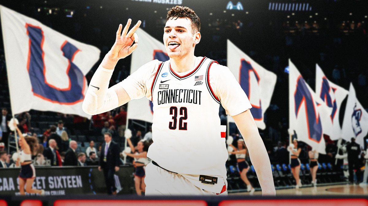 UConn basketball, Huskies, Illinois basketball, Fighting Illini, Donovan Clingan, Donovan Clingan with UConn basketball arena in the background