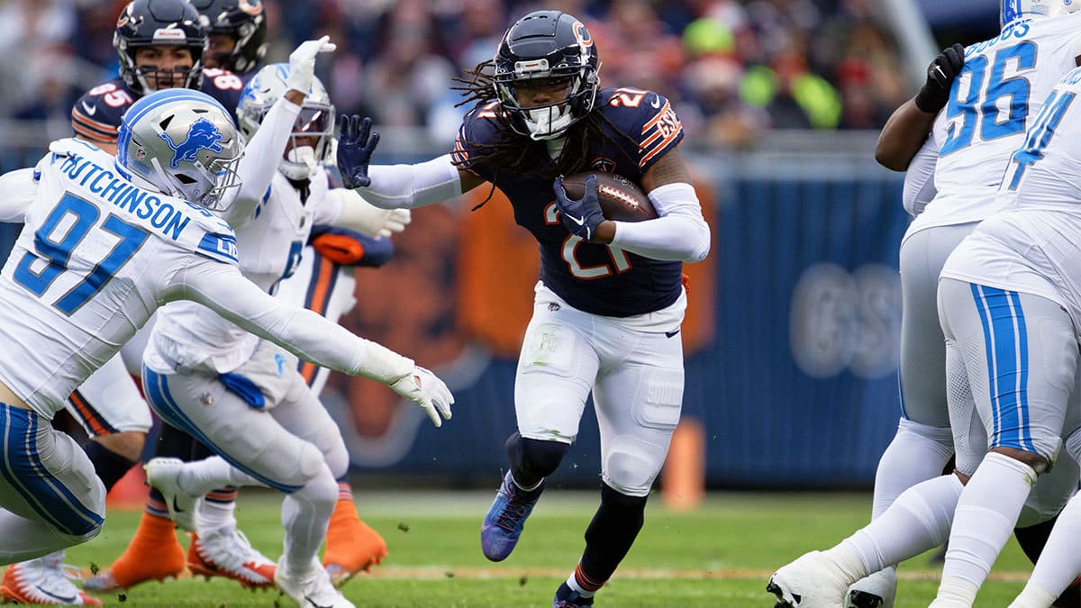 Chicago Bears running back D'Onta Foreman (21) runs with the ball against the Detroit Lions at Soldier Field. 