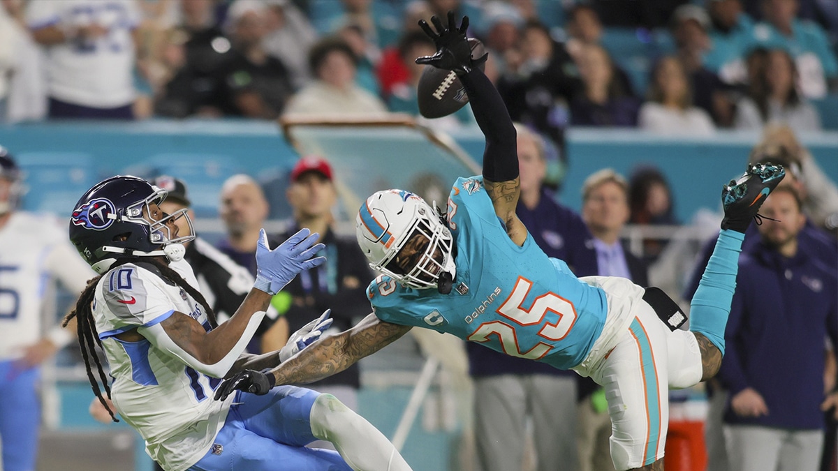 Tennessee Titans wide receiver DeAndre Hopkins (10) catches the football against Miami Dolphins cornerback Xavien Howard (25) during the second quarter at Hard Rock Stadium.