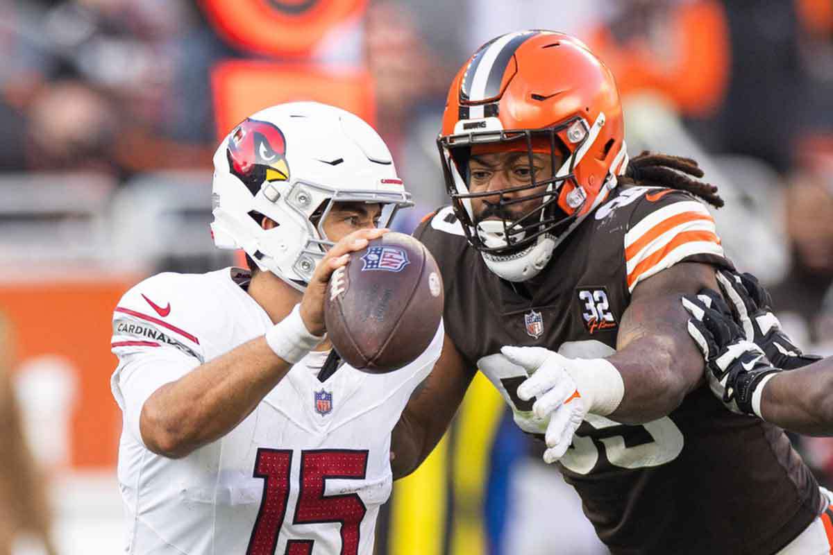 Cleveland Browns defensive end Za'Darius Smith (99) sacks Arizona Cardinals quarterback Clayton Tune (15) during the fourth quarter at Cleveland Browns Stadium