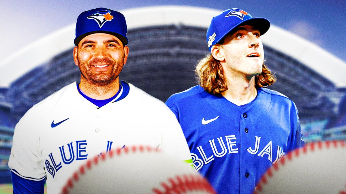 Kevin Gausman next to Joey Votto (Toronto Blue Jays)