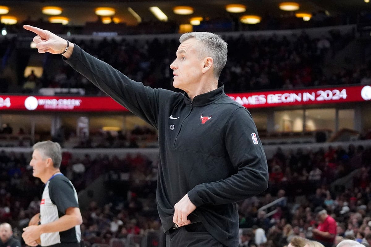 Chicago Bulls head coach Billy Donovan gestures to his team against the New York Knicks during the first quarter at United Center. 
