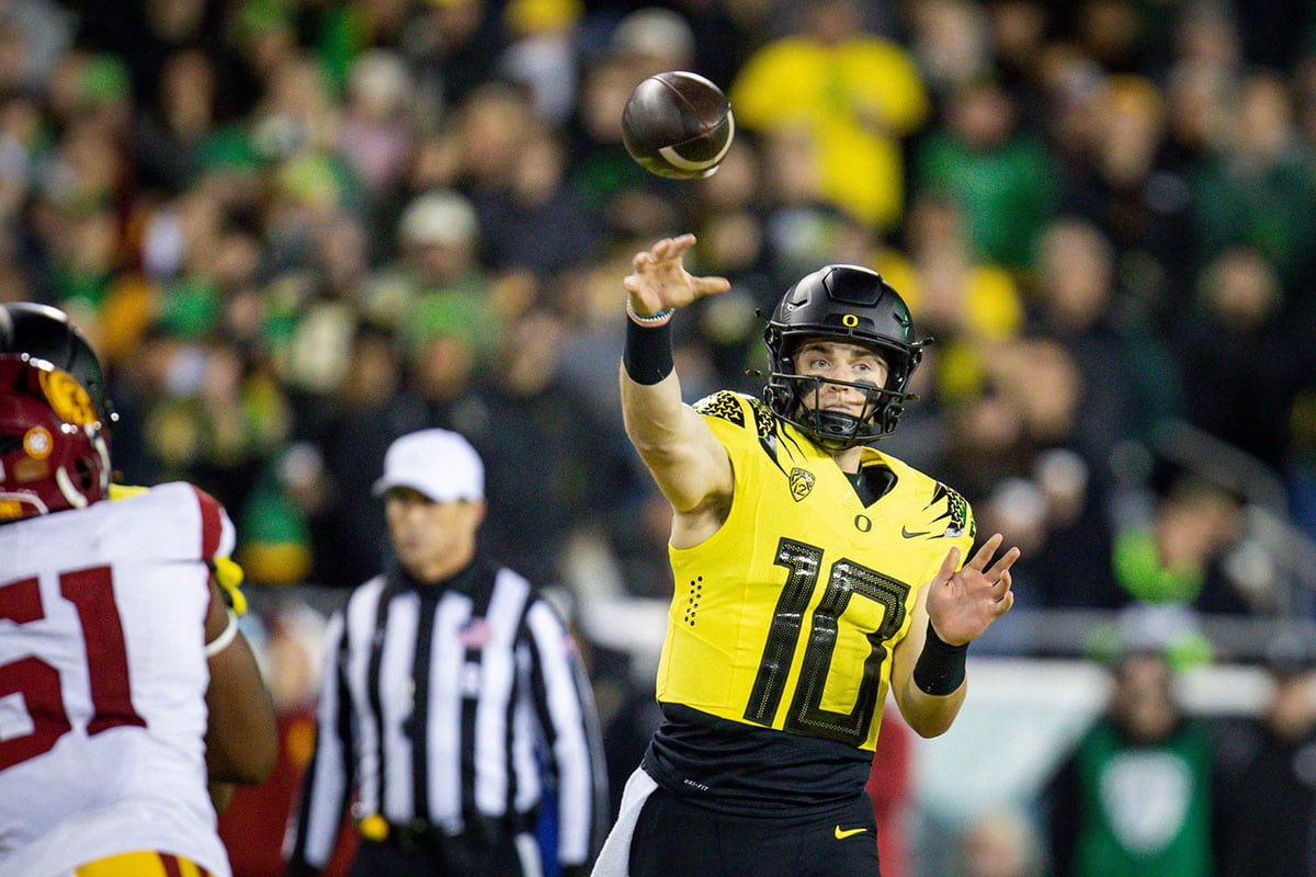 Bo Nix throwing the football on Oregon before being drafted