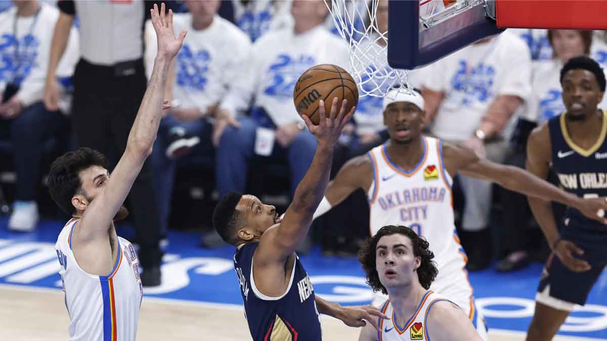  New Orleans Pelicans guard CJ McCollum (3) shoots against the Oklahoma City Thunder during the first quarter of game one of the first round for the 2024 NBA playoffs at Paycom Center. 