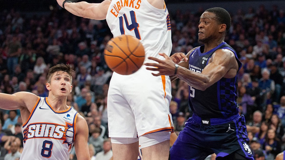 Sacramento Kings guard De'Aaron Fox (5) looks to pass the ball against Phoenix Suns forward Drew Eubanks (14) during the fourth quarter at Golden 1 Center.