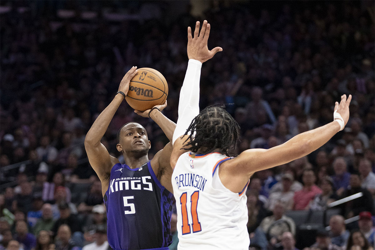  Sacramento Kings guard De'Aaron Fox (5) shoots the basketball against New York Knicks guard Jalen Brunson (11) during the fourth quarter at Golden 1 Center.