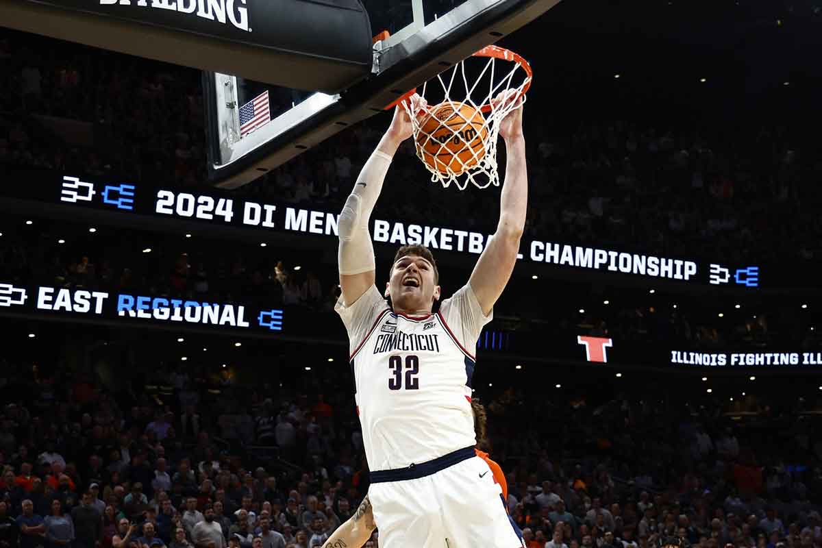 Connecticut Huskies center Donovan Clingan (32) dunks the ball against the Illinois Fighting Illini in the finals of the East Regional of the 2024 NCAA Tournament at TD Garden.