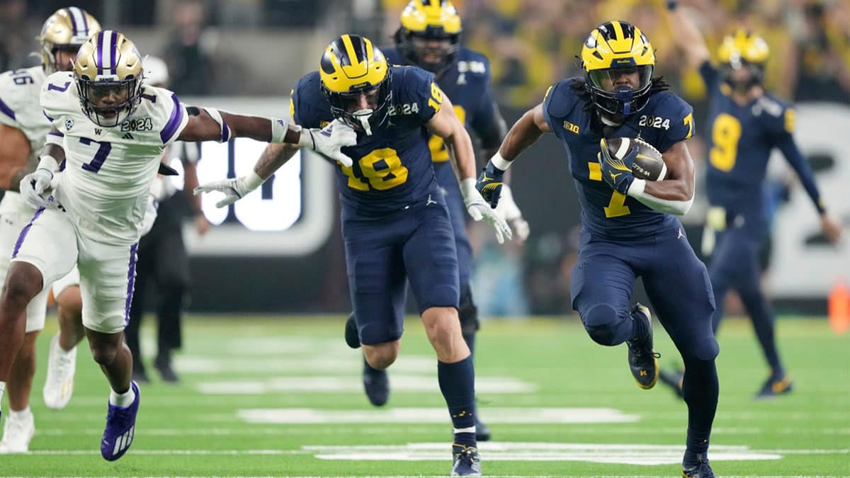 Michigan running back Donovan Edwards (7) runs the ball in for a touchdown in the second quarter during the College Football Playoff national championship game against Washington