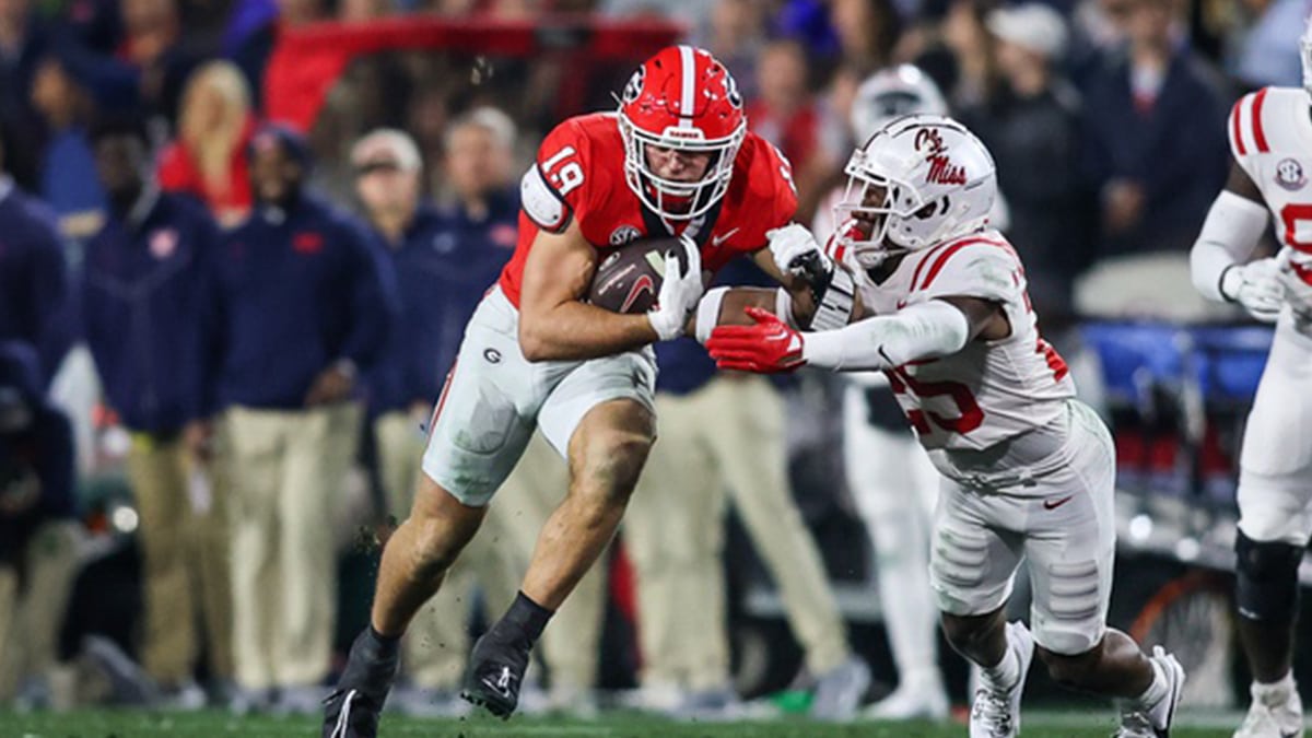 Georgia Bulldogs tight end Brock Bowers (19) runs after a catch against the Mississippi Rebels in the second quarter at Sanford Stadium. 