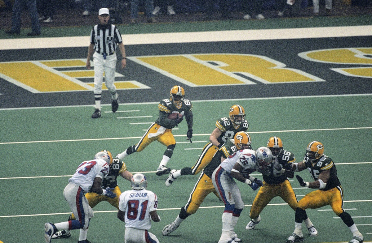 Green Bay Packers receiver Desmond Howard (81) returns a kick off 99 yards for a touchdown against the New England Patriots during Super Bowl XXXI at the Superdome. Green Bay defeated New England 35-21. 
