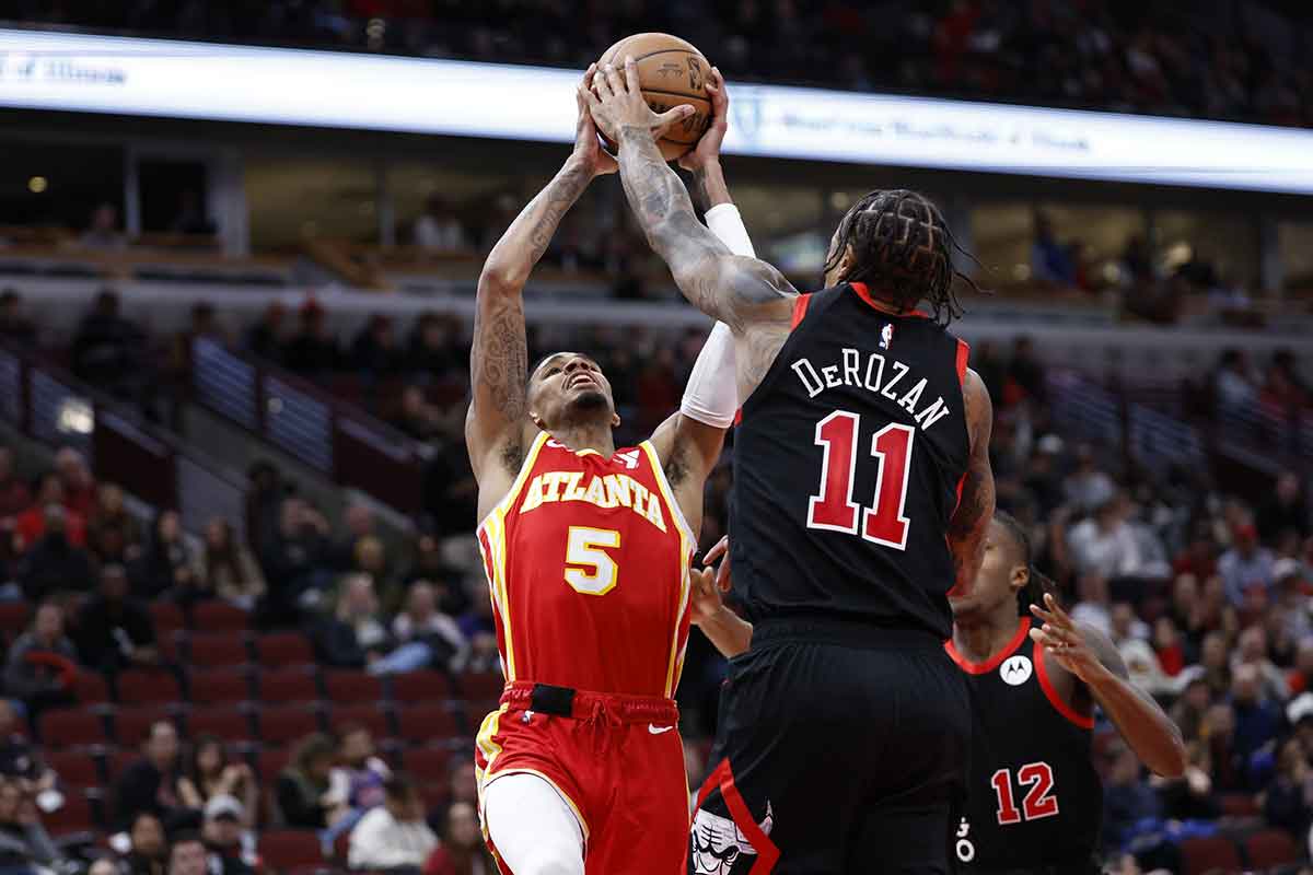 Atlanta Hawks guard Dejounte Murray (5) shoots against the Chicago Bulls during the second half at United Center.