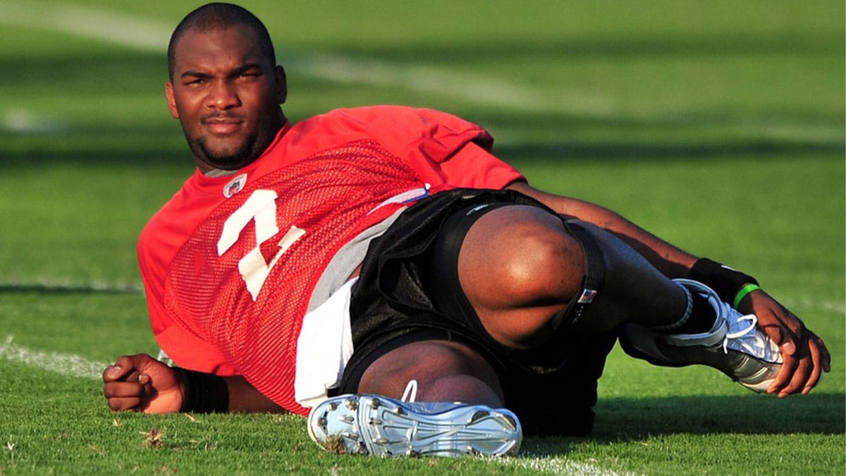 JaMarcus Russell stretching on the Raiders