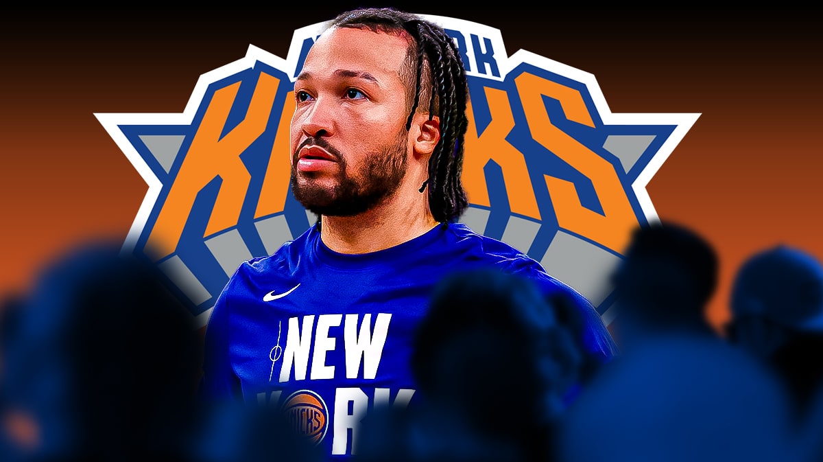 Knicks' Jalen Brunson looks at 76ers fans, NBA Playoffs reporters in background