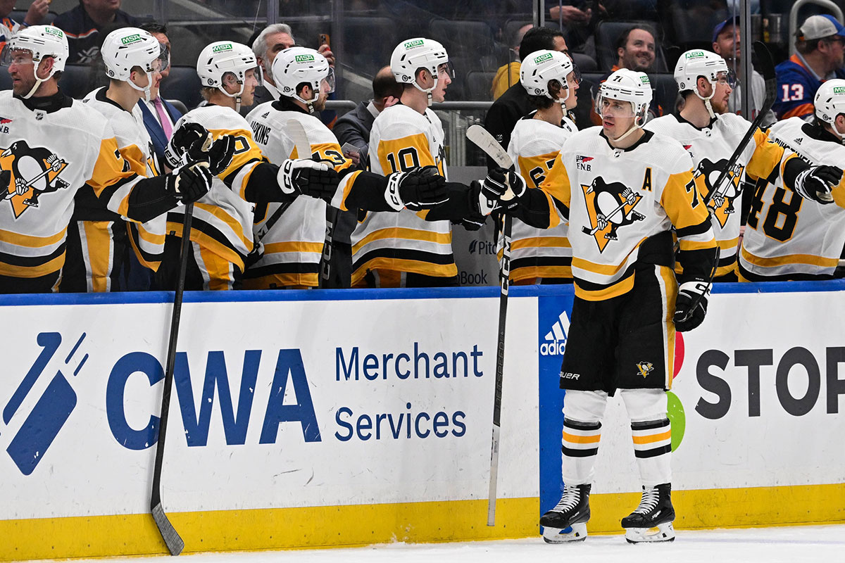 Pittsburgh Penguins center Jeff Carter (77) celebrates his goal against the New York Islanders during the second period at UBS Arena.