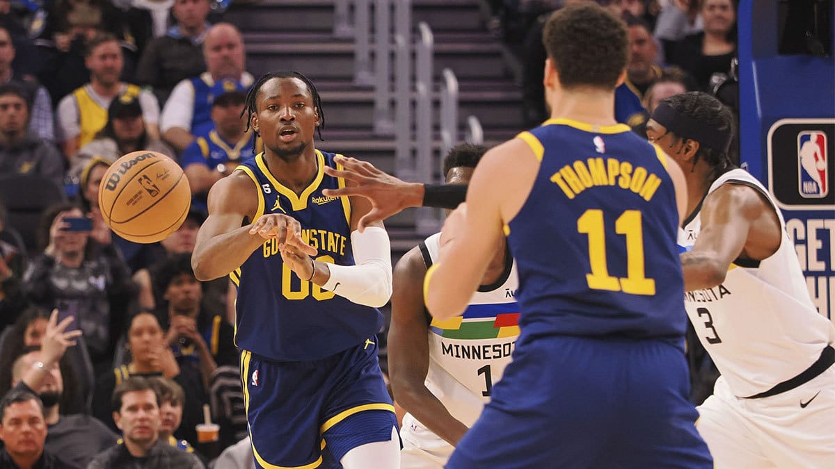 Golden State Warriors forward Jonathan Kuminga (00) passes the ball to guard Klay Thompson (11) during the second quarter against the Minnesota Timberwolves at Chase Center. 