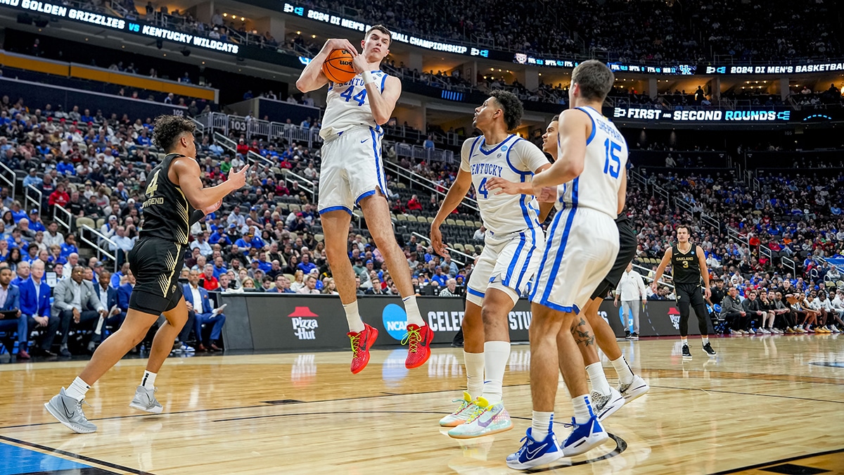 Mar 21, 2024; Pittsburgh, PA, USA; Kentucky Wildcats forward Zvonimir Ivisic (44) blocks a shot by Oakland Golden Grizzlies forward Trey Townsend (4) in the first round of the 2024 NCAA Tournament at PPG Paints Arena. Mandatory Credit: Gregory Fisher-USA TODAY Sports