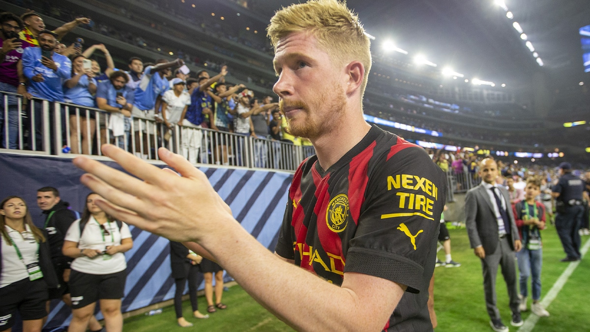 Manchester City midfielder Kevin De Bruyne (17), named the man of the match, claps his hand as he walks off the pitch after defeating Club America at NRG Stadium in Houston, TX. 