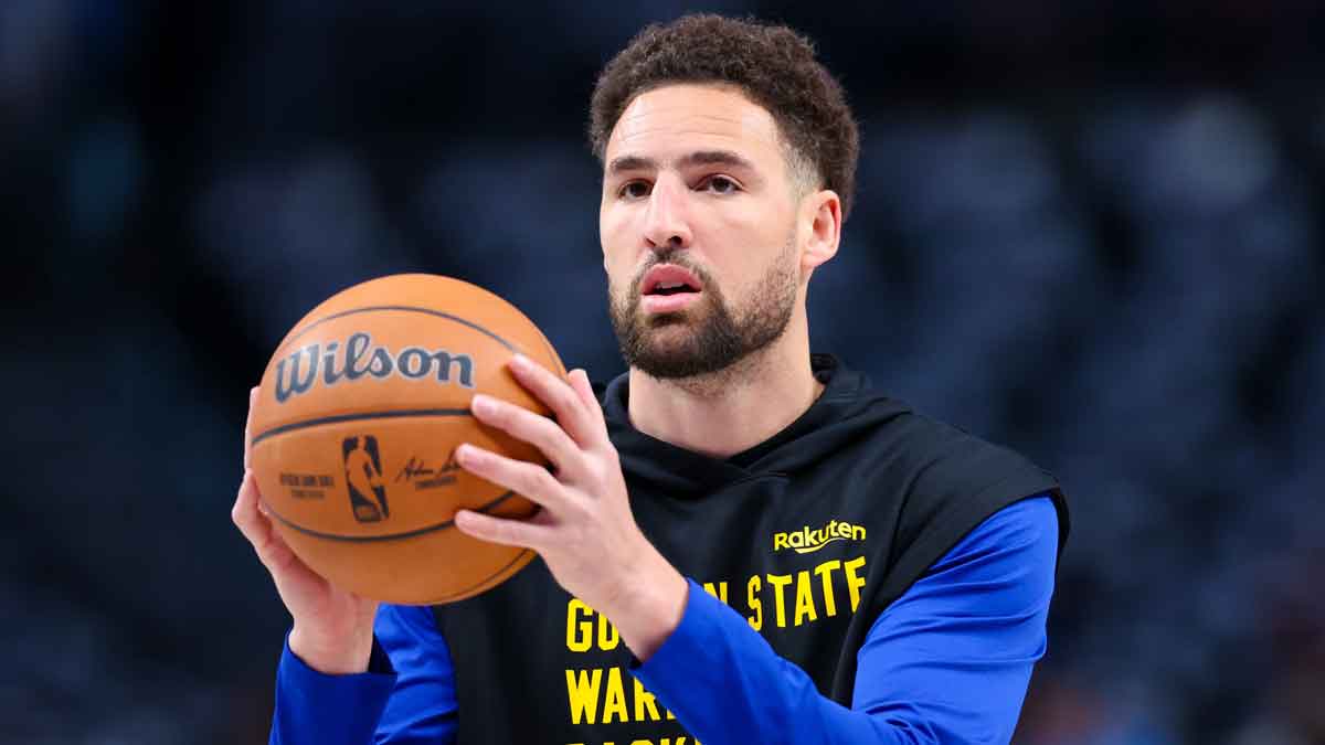 Golden State Warriors guard Klay Thompson (11) warms up before the game against the Dallas Mavericks at American Airlines Center.