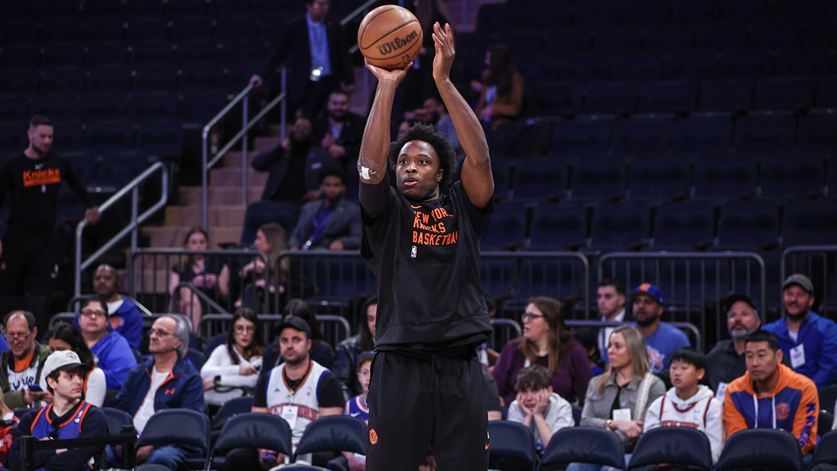 New York Knicks forward OG Anunoby (8) warms up prior to the game against the Chicago Bulls at Madison Square Garden.