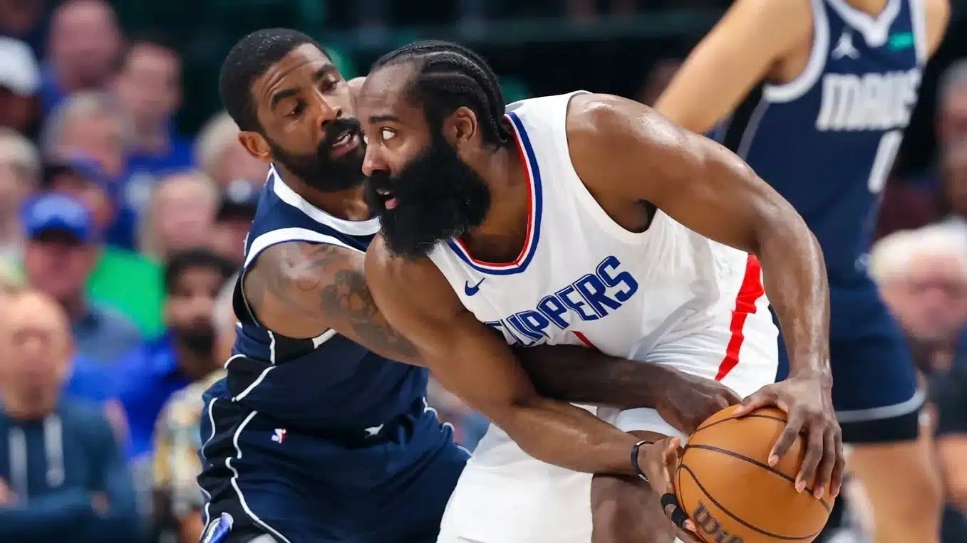 La快船后卫James Harden（1）控制了球，因为达拉斯小牛队的后卫Kyrie Irving（11）在上半场在美国航空中心2024 NBA季后赛的第一轮比赛的上半场防守。