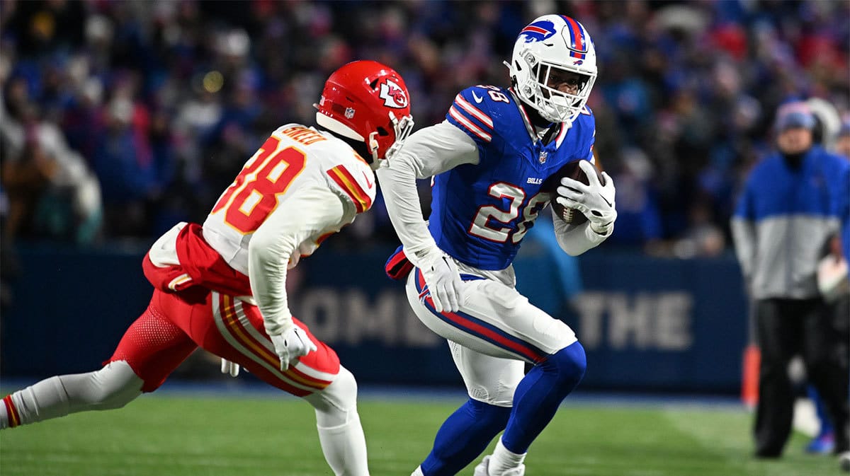 Buffalo Bills running back Latavius Murray (28) rushes the ball against Kansas City Chiefs cornerback L'Jarius Sneed (38)in the first half of the 2024 AFC divisional round game at Highmark Stadium.