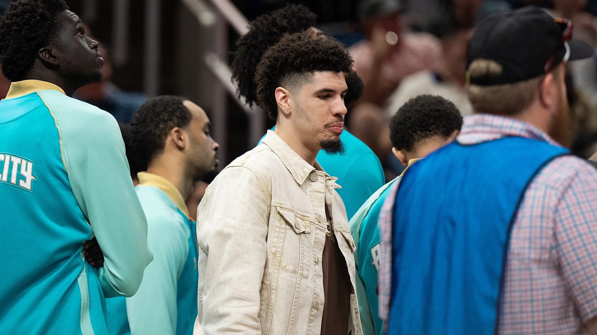 LaMelo Ball stands next to Steve Clifford, Hornets teammates