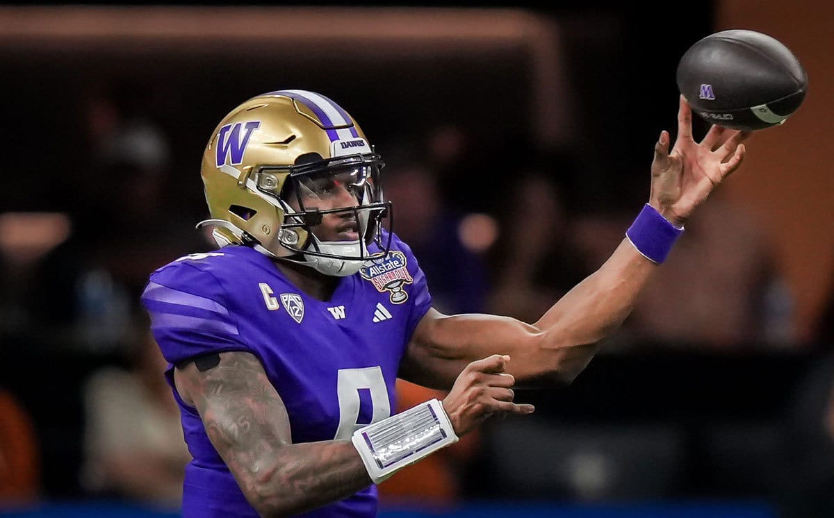 Washington Huskies quarterback Michael Penix Jr. (9) pass the ball during the Sugar Bowl College Football Playoff semi-finals at the Ceasars Superdome in New Orleans