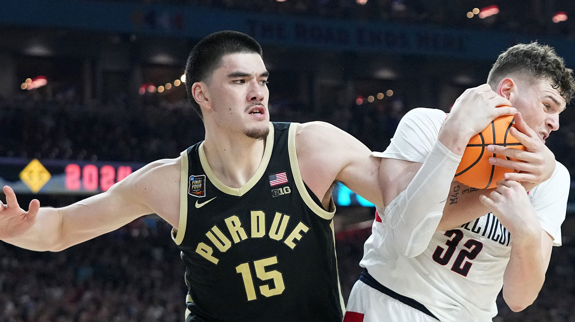 [NBA Draft] Purdue Boilermakers center Zach Edey (15) and Connecticut Huskies center Donovan Clingan (32) fight for a rebound during the NCAA Men’s Basketball Tournament Championship, Monday, April 8, 2024, at State Farm Stadium in Glendale, Ariz.