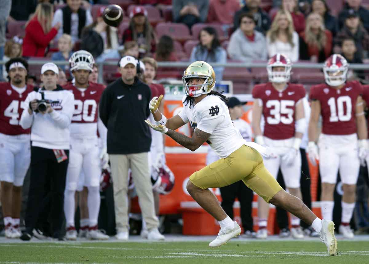 Notre Dame Fighting Irish wide receiver Rico Flores Jr. (17) hauls in a pass from quarterback Sam Hartman during the first quarter at Stanford Stadium. 